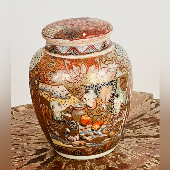 Antique Satsuma Japan Hand Painted Covered Ginger Jar - Picture 3 of 8